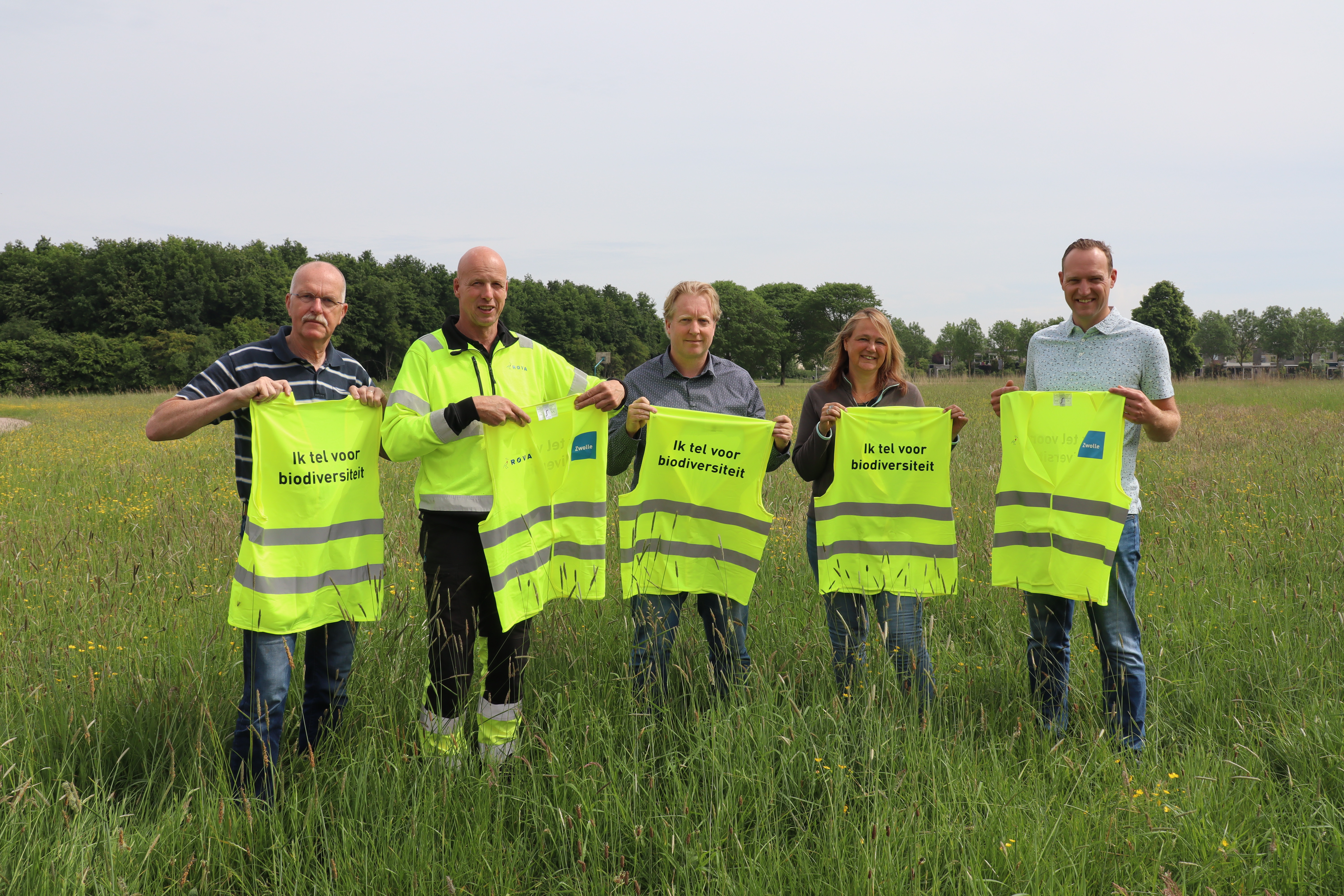 Dag van de biodiversiteit: gemeente Zwolle en ROVA bieden maaiproef-vrijwilligers hesjes aan